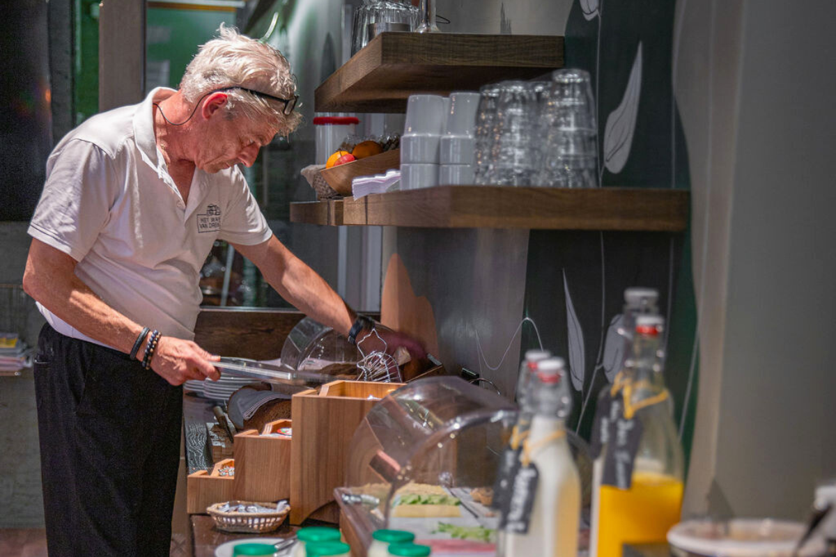 Mederwerker aan ontbijtbuffet Hotel Het Wapen van Drenthe